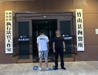 深夜街头贴“小黄卡”，抓，必须抓！