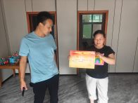 “八一”前夕送喜报 军民鱼水情谊浓