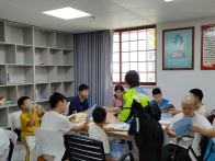 托管班里的“警”彩时刻 交通安全从娃娃抓起