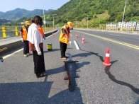 县公路养护中心引进新技术 助力路面修复提质增效