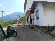 大庙乡联合县消防队清除马蜂窝 保障群众安全出行