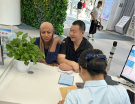 县数据局半小时为外籍友人办妥业务