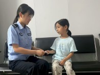縣公安局擂鼓派出所開展“送證上門”服務(wù)