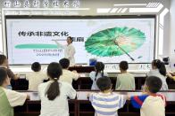 县科技馆开展“传承非遗文化——漆扇”体验活动