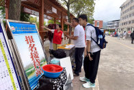 宝丰镇宝丰中学：“红马甲”倾情服务 开学日秩序井然