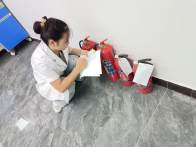 县公共检验检测中心给灭火器“体检”为安全加分