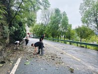城關(guān)鎮(zhèn)二道坊村干群齊心清落石保障道路暢通