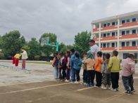 擂鼓镇鼓锣小学：巧心用废罐 用爱筑乐园