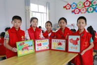 宝丰镇红卫小学：童心绘祖国 纸浆传深情