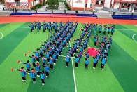 麻家渡镇中学开展“我和国旗合个影”活动