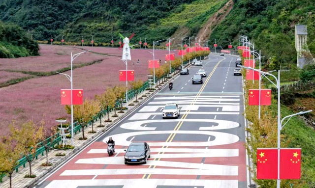 国旗映美景  氛围引客来