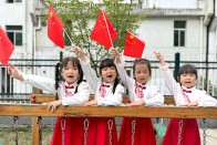 上庸鎮中心學校：國旗飄揚迎國慶 紅色教育潤童心