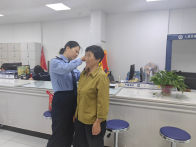 潘口乡：户籍民警暖心相助 摘除耳环办身份证