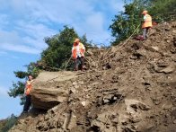 县公路养护中心成功排除潘口滑坡点巨型危石