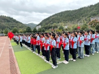 竹坪小學(xué)舉行新隊員入隊儀式