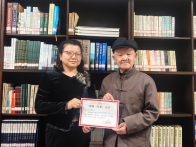 八旬老人捐文獻(xiàn)   薪火相傳顯擔(dān)當(dāng)