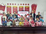 湖北工建集团为刘家山村孩子送去秋日暖衣