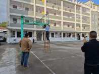 秦古镇应急办组织专业人士清除校园内马蜂窝