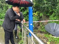 竹坪乡：雨中“守桥”只为学生平安回家