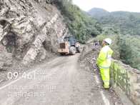 县公路养护中心：两小时高效清理塌方路段