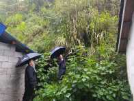 官渡镇：雨中巡查不松懈 筑牢防线保平安
