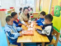 擂鼓镇中心幼儿园开展“霜降寻秋”主题活动