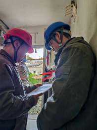 县供电公司批量更换欠压电表 保障居民用电精准可靠