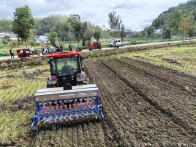 宝丰镇：铁犁翻地播新梦  垄亩衔霜待锦章