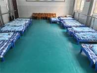 深河乡两道中心学校新置十五套床铺  为幼儿托起安心午休梦