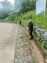 秦古镇开展公路边沟集中清理整治