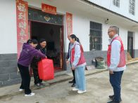 县卫健系统驻村工作队开展敬老爱老活动