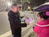 麻家渡镇：校门口开起交通安全课  护航学生出行安全