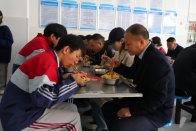 竹山二中举办校园开放日陪餐活动