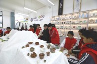 宝丰镇红卫小学200余件童真陶艺述说美育故事