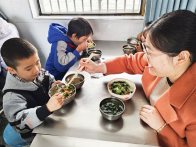   宝丰镇曹家湾小学：师生同餐共筑校园温暖时光