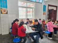 擂鼓镇鼓锣小学：邀代表 “品餐”  筑牢饮食防线