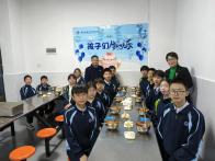南山五福堂外国语学校：暖心集体生日餐 守护“家的味道”