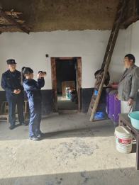 秦古派出所民警上门服务暖民心