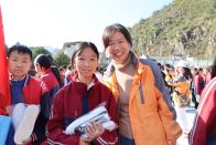 深河乡九年一贯制学校382名学生喜获“暖冬”新鞋