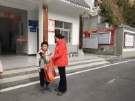 县公路养护中心“爱心妈妈”看望慰问留守困难儿童