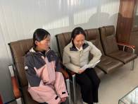 县移民服务中心“爱心妈妈”赴学校看望留守儿童