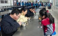 大庙乡：“陪餐”暖胃更暖心 共筑校园安全餐