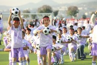  宝丰镇双坝小学人人爱上足球运动