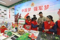 红领巾遇上迷彩绿  “兵书记”进校园播撒爱国种子