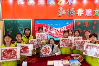 柿树坪小学：精彩呈“宪” 剪纸说“法”