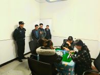 得胜镇夜查棋牌室 筑牢反赌“防护网”