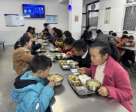 全胜小学：“两代表一委员”进校陪餐 共筑校园食品安全防线