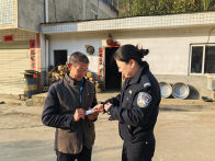 潘口派出所民警入户送证暖民心