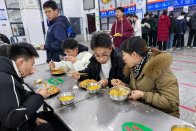 竹山一中：阳光食堂 