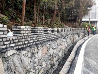 竹坪乡：仿古城墙护路沿